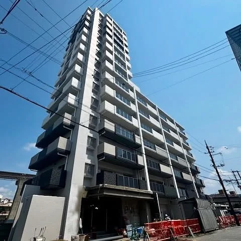 【レーヴグランディ銘苅新都心III】

「足場に包まれ、謎に包まれていた建物が――」

『ついに、その全貌を現した！』

白を基調にしたスタイリッシュなフォルム。
空に向かってまっすぐ伸びる姿は、まさに街の新たなシンボルに✨

住む人の毎日が、ちょっと誇らしくなる。
そんな外観、ついにお披露目です。

…なんということでしょう。

✮✮レーヴグランディ銘苅新都心Ⅲ✮✮
 
14階建て全34戸！
 
8階〜14階は…
🗣️なんと!!ワンフロア1邸の贅沢空間✨
🗣️なんと!!駐車場2台🚗🚙💨
 
◾︎古島駅まで徒歩約5分
◾︎アクロスプラザ古島まで徒歩約2分
◾︎銘苅小学校校区
◾︎新都心公園まで徒歩約6分
 
60.08㎡~76.02㎡(2LDK・3LDK)
 
お問い合わせお待ちしております☺️
 
📞098-878-1177
 
#レーヴ #レーヴグランディ銘苅新都心Ⅲ #沖縄 #okinawa #駅近 #駅近物件 #銘苅 #那覇新都心 #新都心 #おもろまち #沖縄マンション #沖縄物件情報 #沖縄賃貸 #沖縄不動産 #銘苅小学校 #うちなーらいふ #ファンスタイル#沖縄移住 #マンションライフ #セカンドハウス #沖縄移住