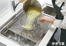 パスタなどの茹でこぼしの際もシンクの汚れを気にせず清潔に。