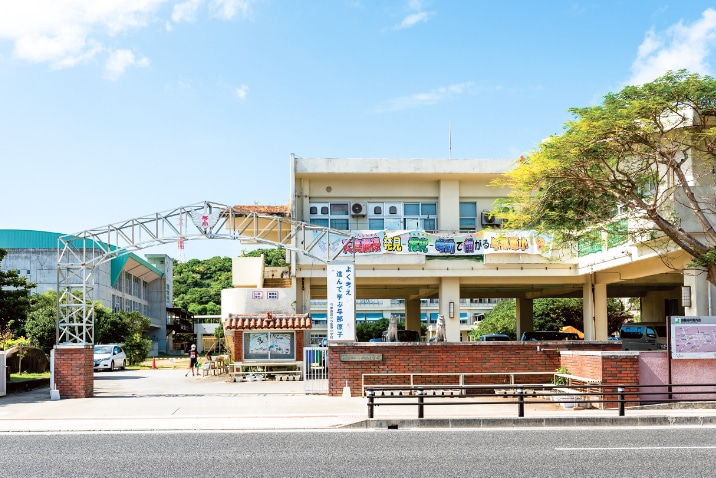 周辺環境　与那原町立与那原小学校