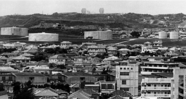 沖縄の移り変わりが刻まれた歴史ある丘。高台の利点をより良く活かした13階建て。那覇市歴史博物館提供